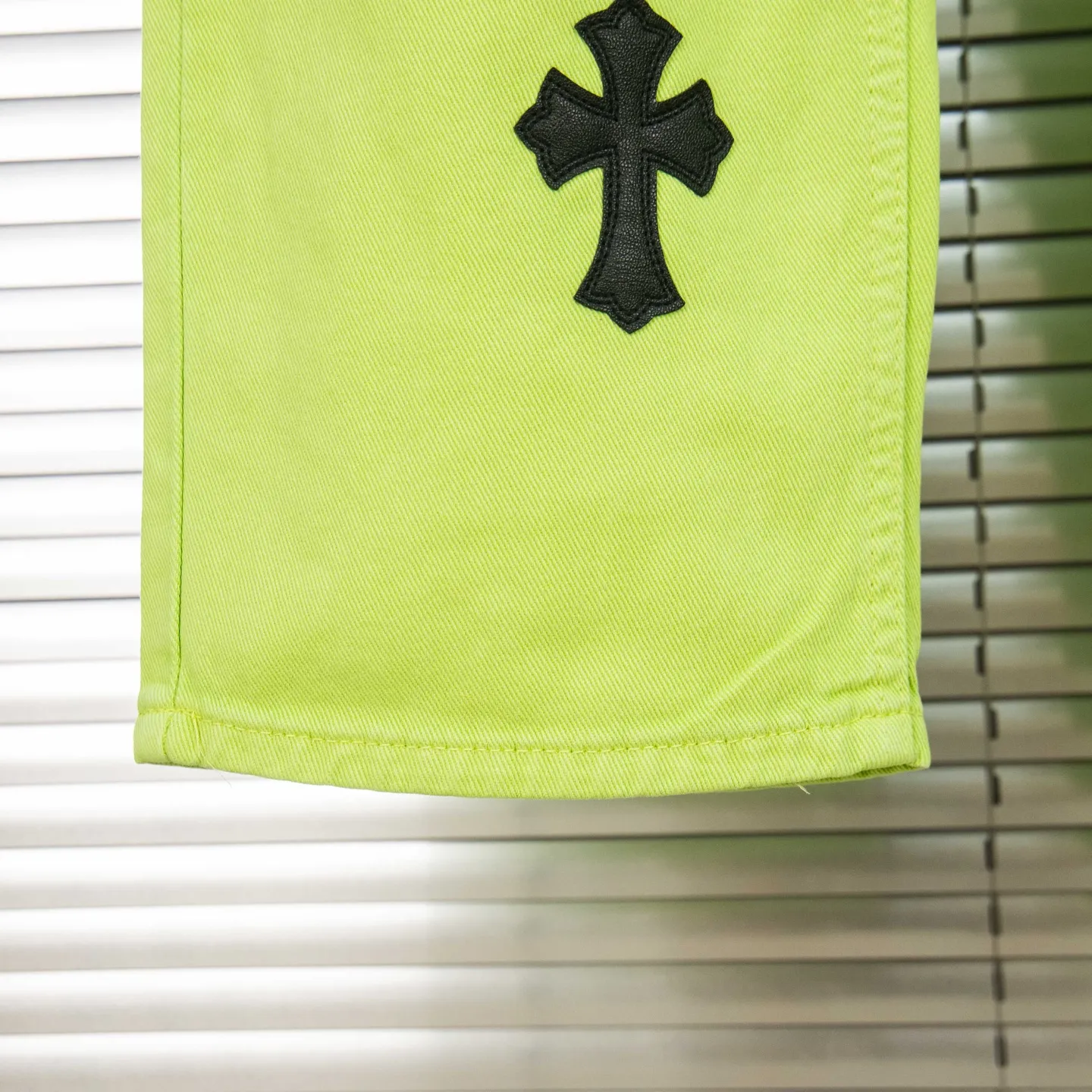 P250 Chrome Hearts dopamine green denim and black and yellow leather couple jeans are a hot trend this season and are sought after by countless celebrities and fashionistas. The neat details of the cutting process add color to the playful fashion! The neat and meticulous design, and the well-fitting structure is unique. The upper body not only has outstanding recognition, but also looks younger and younger. A style with the ultimate wearing meaning and performance, gorgeous color matching, and the craftsmanship of this style is also extremely extraordinary. After the finished product is washed, it is disassembled and hand-made with sheepskin cross leather and then spliced ​​together to complete. The whole piece has too many craftsmanship to describe. It is decorated with patchwork cross flowers and high-waisted washed jeans! ! Absolutely high-end luxury product, a god-level single product, a super popular product, made by top heavy industry, a magic weapon that cannot be missed to hit the streets. Style number: 1829# Size: 28 30 32 34 Color: green